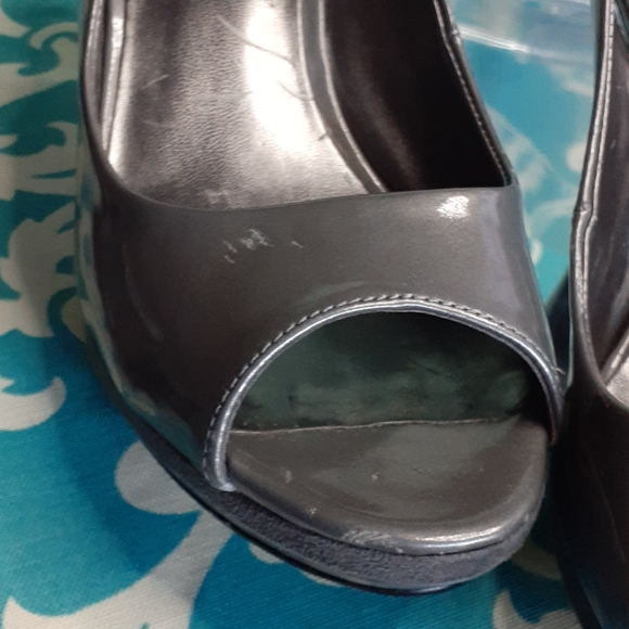 NINE WEST - Faux Gray Patent Peep Toe Heels Sz 7.5 - Picture 8 of 9